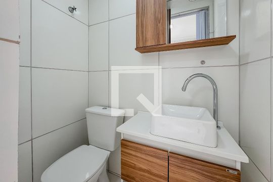 Banheiro de serviço de apartamento para alugar com 3 quartos, 73m² em Vila Monumento, São Paulo