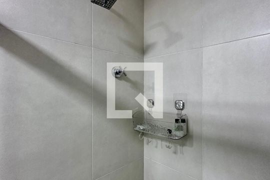 Banheiro de kitnet/studio para alugar com 1 quarto, 29m² em Jardim das Acacias, São Paulo