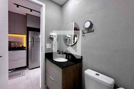 Banheiro de kitnet/studio para alugar com 1 quarto, 29m² em Jardim das Acacias, São Paulo