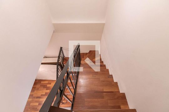 Escadas de casa à venda com 3 quartos, 225m² em Vila Moinho Velho, São Paulo