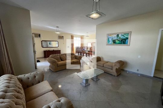 Sala de casa à venda com 4 quartos, 466m² em Jardim Guanabara, Rio de Janeiro
