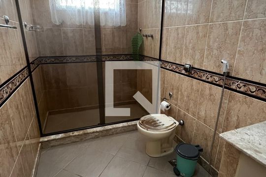 Banheiro da suíte 2 de casa à venda com 4 quartos, 466m² em Jardim Guanabara, Rio de Janeiro