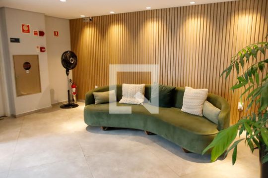 Hall de entrada de apartamento à venda com 2 quartos, 62m² em Vila Osasco, Osasco