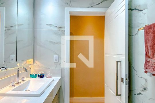Banheiro da Suíte de casa para alugar com 3 quartos, 200m² em Quarta Parada, São Paulo