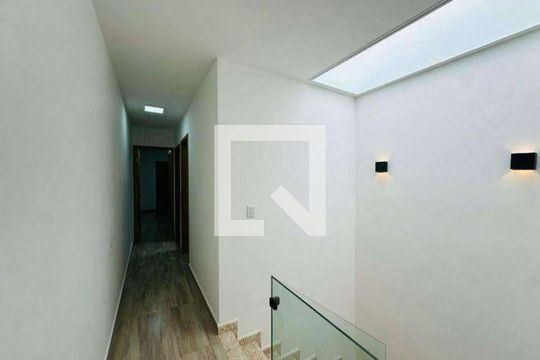 Corredor de casa à venda com 2 quartos, 250m² em Vila Carrão, São Paulo