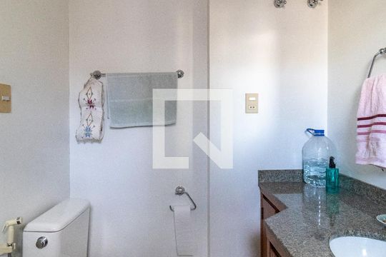 Banheiro da Suíte 2 de apartamento para alugar com 3 quartos, 215m² em Perdizes, São Paulo