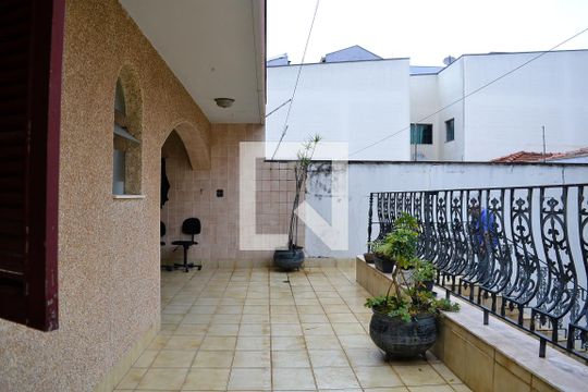 Area de serviço de casa à venda com 4 quartos, 650m² em Vila Pires, Santo André