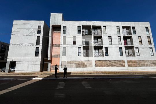 Fachada e placa de apartamento para alugar com 2 quartos, 56m² em Pqeat, Brasília