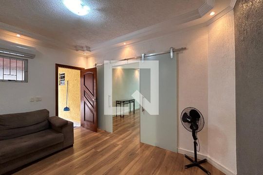 Sala de TV de casa à venda com 4 quartos, 330m² em Vila Palmeiras, São Paulo