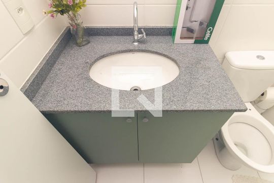 Banheiro de apartamento para alugar com 1 quarto, 35m² em República, São Paulo