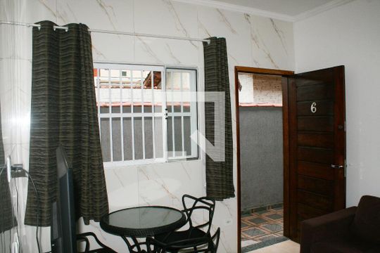 Sala de casa de condomínio para alugar com 1 quarto, 52m² em Maracanã, Praia Grande