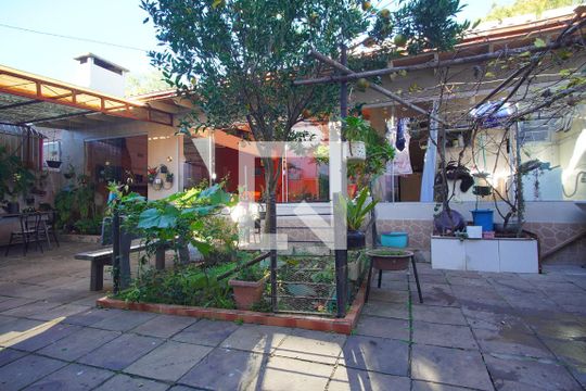Quintal de casa à venda com 4 quartos, 265m² em Passo das Pedras, Porto Alegre