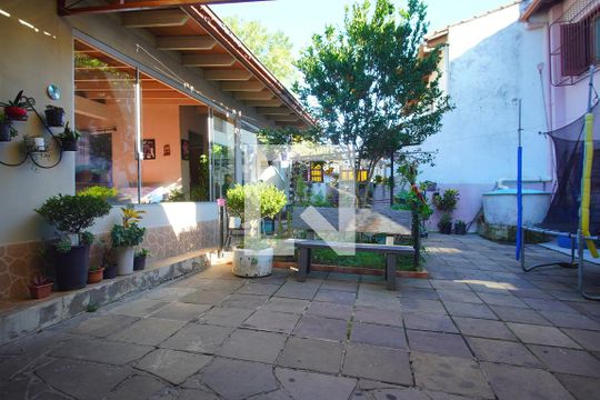 Quintal de casa à venda com 4 quartos, 265m² em Passo das Pedras, Porto Alegre