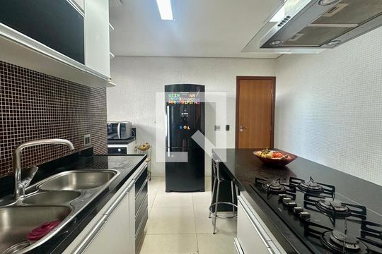 Cozinha  de casa à venda com 5 quartos, 192m² em Paraíso, Belo Horizonte