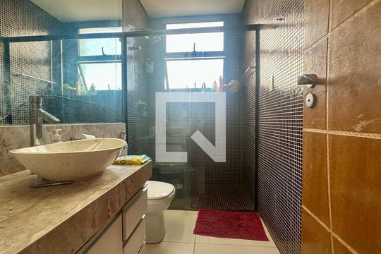 Banheiro  de casa à venda com 5 quartos, 192m² em Paraíso, Belo Horizonte