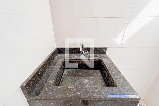 Banheiro Social de apartamento para alugar com 2 quartos, 80m² em Vila Dalila, São Paulo