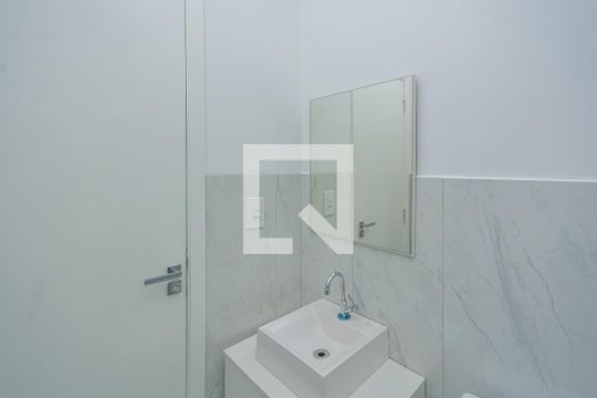 Banheiro de apartamento para alugar com 1 quarto, 26m² em Jardim Sabara, São Paulo