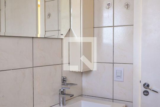 Banheiro de apartamento para alugar com 2 quartos, 60m² em Cavalhada, Porto Alegre