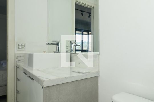 Banheiro de kitnet/studio para alugar com 0 quarto, 60m² em Jardim Botânico, Porto Alegre