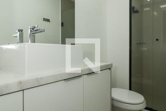 Banheiro de kitnet/studio para alugar com 0 quarto, 60m² em Jardim Botânico, Porto Alegre