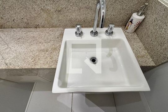 Banheiro de kitnet/studio à venda com 1 quarto, 21m² em Indianópolis, São Paulo