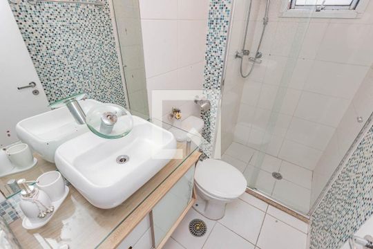Banheiro Social de apartamento à venda com 2 quartos, 50m² em Taboão, São Paulo
