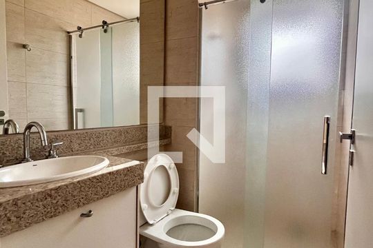Banheiro de apartamento à venda com 3 quartos, 186m² em Cambuí, Campinas