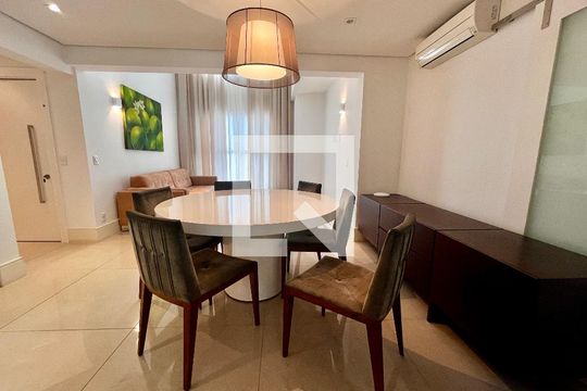 Sala  de apartamento à venda com 3 quartos, 186m² em Cambuí, Campinas