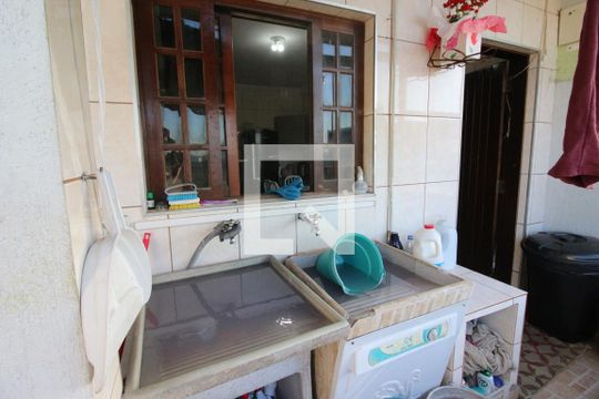 Área de Serviço de casa para alugar com 3 quartos, 356m² em Km 18, Osasco