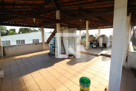Quintal superior de casa para alugar com 3 quartos, 356m² em Km 18, Osasco
