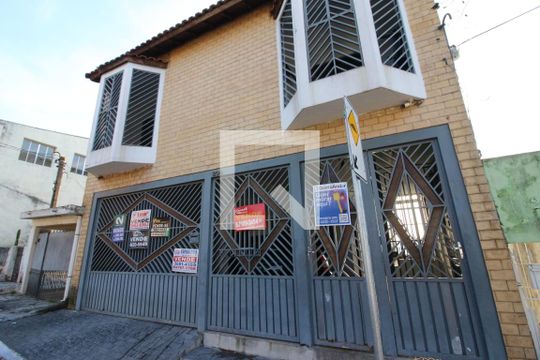 Fachada de casa para alugar com 3 quartos, 356m² em Km 18, Osasco