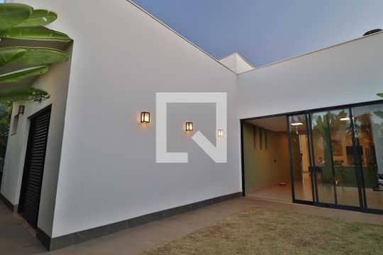Fachada de casa de condomínio para alugar com 2 quartos, 400m² em Jardim Sul, Uberlândia