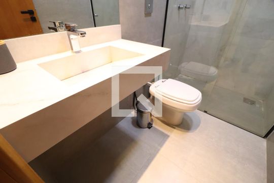 Banheiro da Suíte 1 de casa de condomínio para alugar com 2 quartos, 400m² em Jardim Sul, Uberlândia