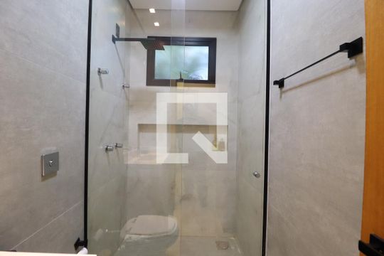 Banheiro da Suíte 1 de casa de condomínio para alugar com 2 quartos, 400m² em Jardim Sul, Uberlândia