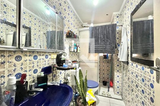 Banheiro de apartamento à venda com 1 quarto, 48m² em Vila Guarani, São Paulo
