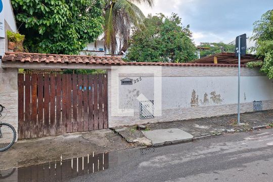 Fachada de casa à venda com 3 quartos, 300m² em Piratininga, Niterói