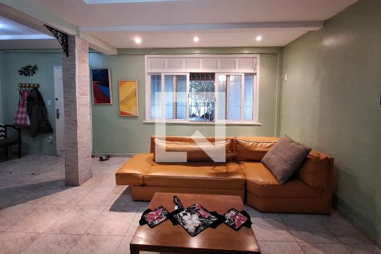 Sala de casa à venda com 3 quartos, 300m² em Piratininga, Niterói
