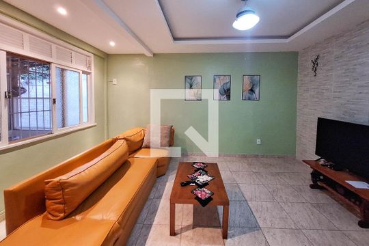 Sala de casa à venda com 3 quartos, 300m² em Piratininga, Niterói