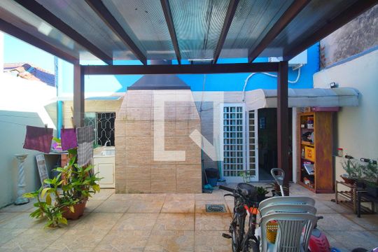 Quintal de casa à venda com 4 quartos, 182m² em Sarandi, Porto Alegre