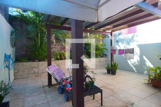 Quintal de casa à venda com 4 quartos, 182m² em Sarandi, Porto Alegre
