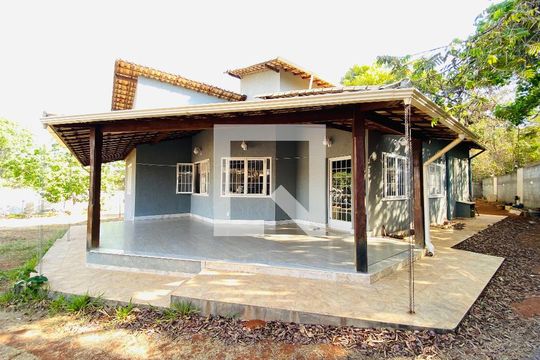 Fachada de casa à venda com 2 quartos, 1790m² em Recanto do Poeta I, Lagoa Santa