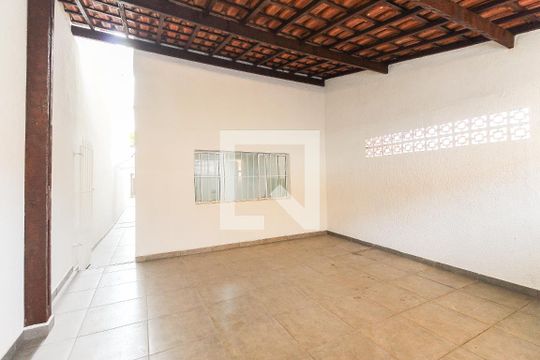 Garagem de casa à venda com 3 quartos, 131m² em Cidade Antônio Estêvão de Carvalho, São Paulo