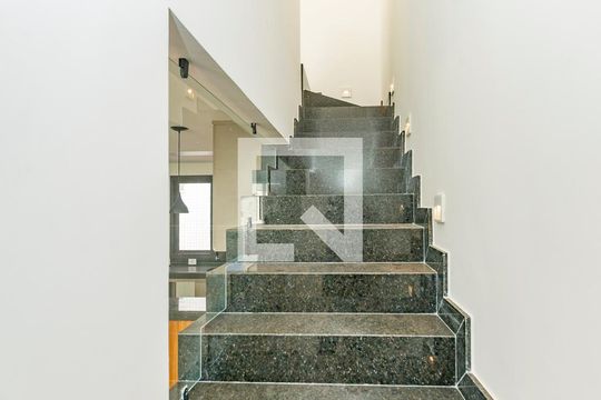 Escada de apartamento para alugar com 3 quartos, 154m² em Gutierrez, Belo Horizonte