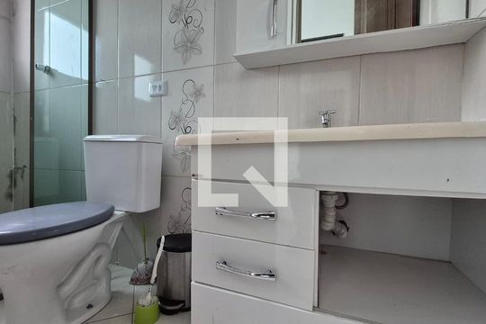 Banheiro de casa para alugar com 2 quartos, 52m² em Jardim do Estádio, Santo André