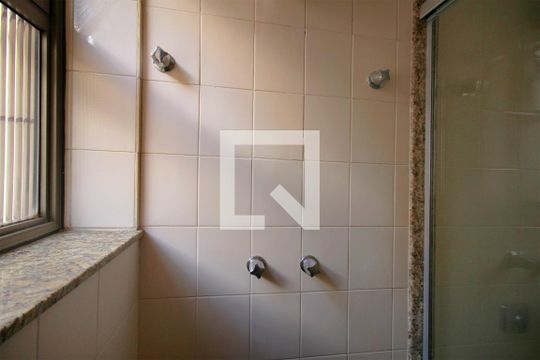 Banheiro Social de apartamento para alugar com 3 quartos, 115m² em Funcionários, Belo Horizonte