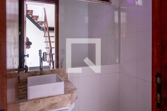 Lavabo de casa de condomínio à venda com 2 quartos, 81m² em Itaipu, Niterói