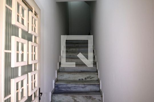 Escada de acesso de casa para alugar com 4 quartos, 480m² em Olaria, Rio de Janeiro
