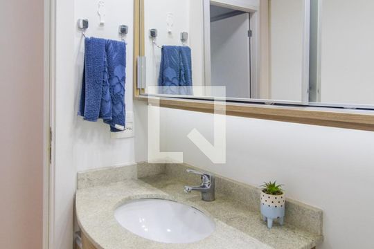 Banheiro de apartamento à venda com 3 quartos, 72m² em Glória, Porto Alegre