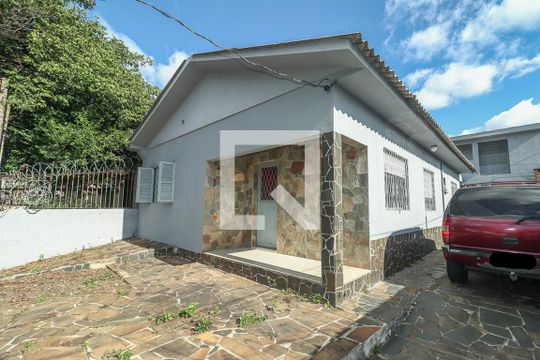Fachada de casa à venda com 3 quartos, 150m² em Sarandi, Porto Alegre