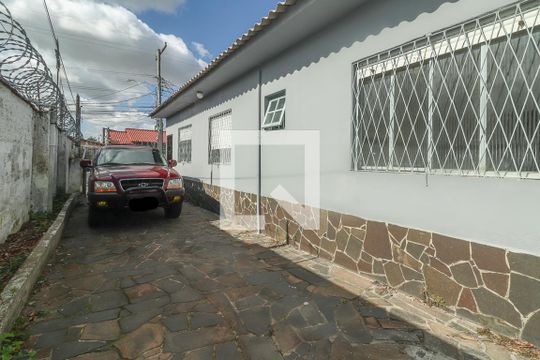 Garagem de casa à venda com 3 quartos, 150m² em Sarandi, Porto Alegre